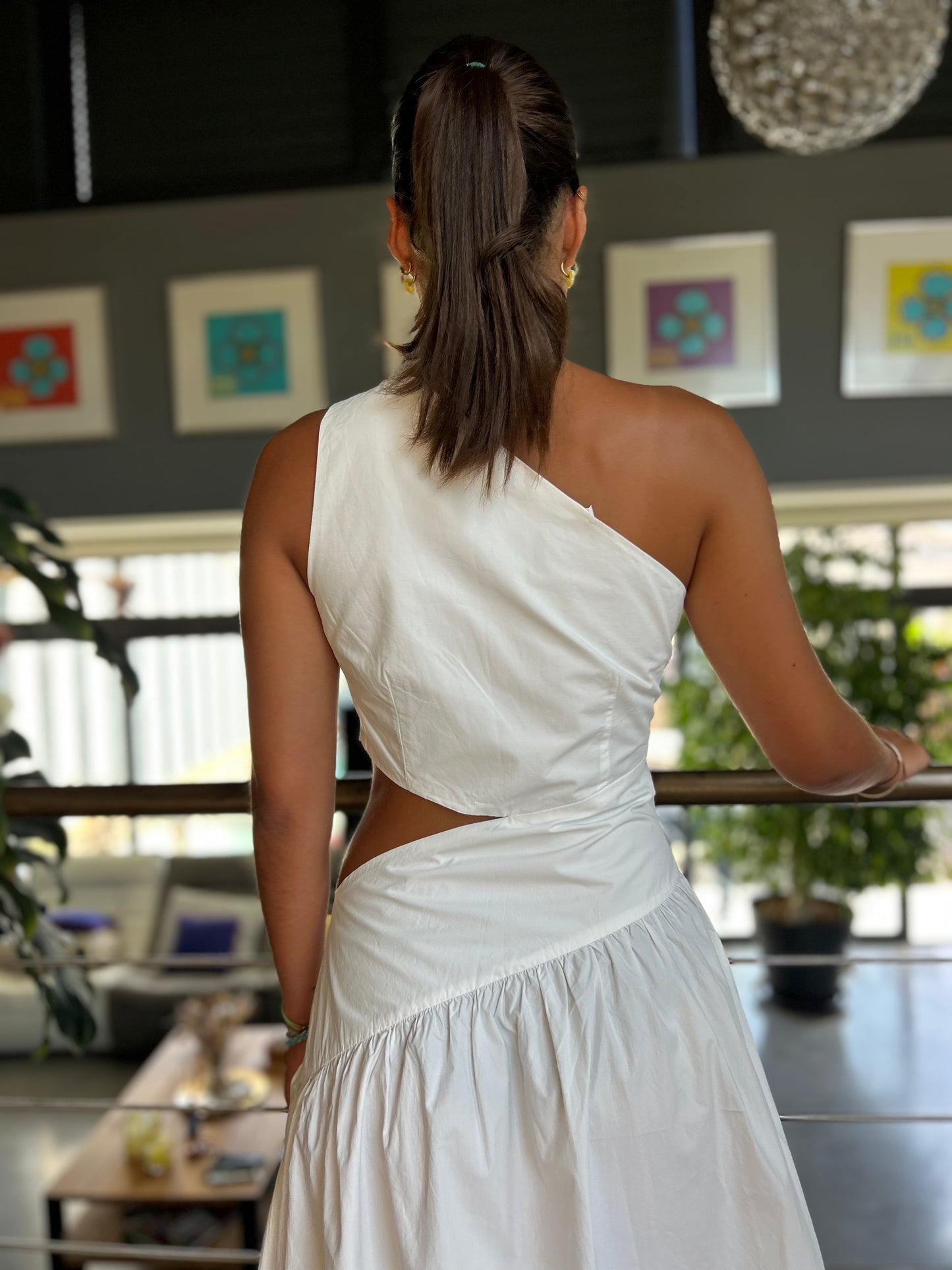Robe longue asymétrique – Épure & Élégance