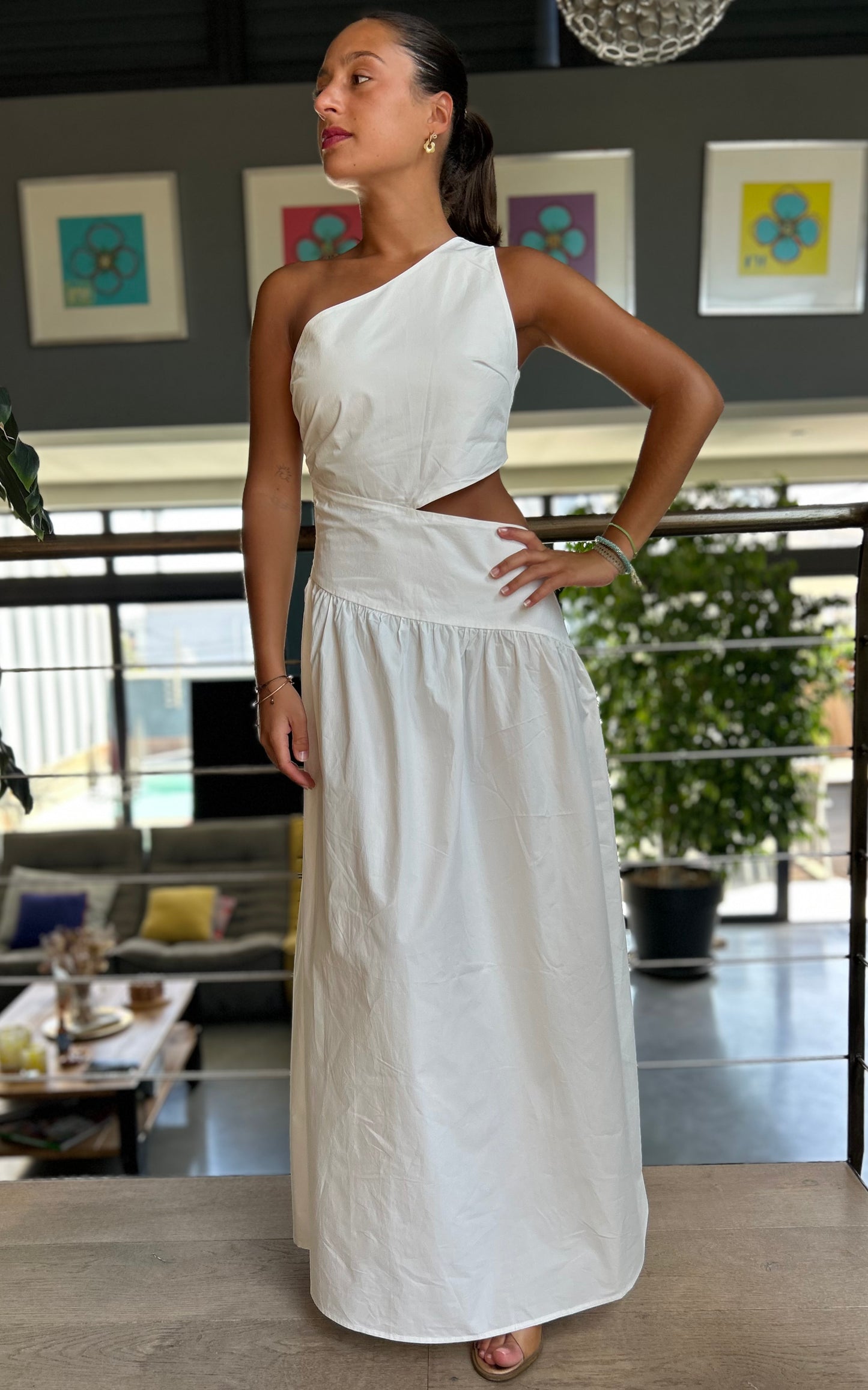 Robe longue asymétrique – Épure & Élégance