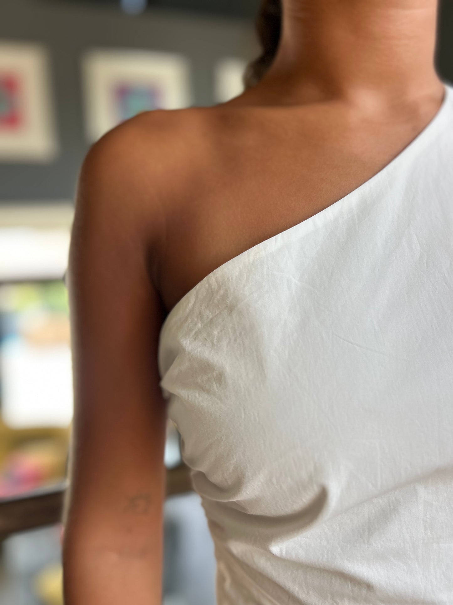 Robe longue asymétrique – Épure & Élégance