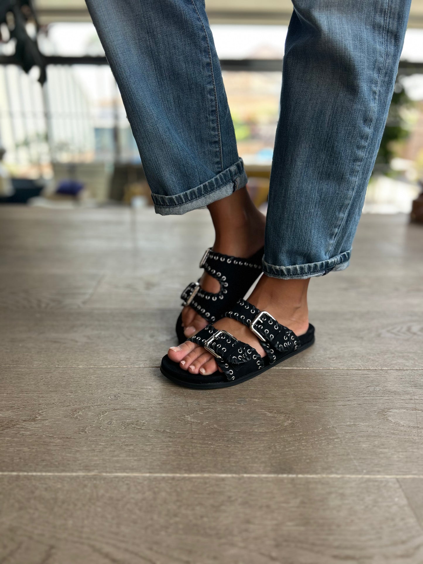 Mules noires en suédine cloutées