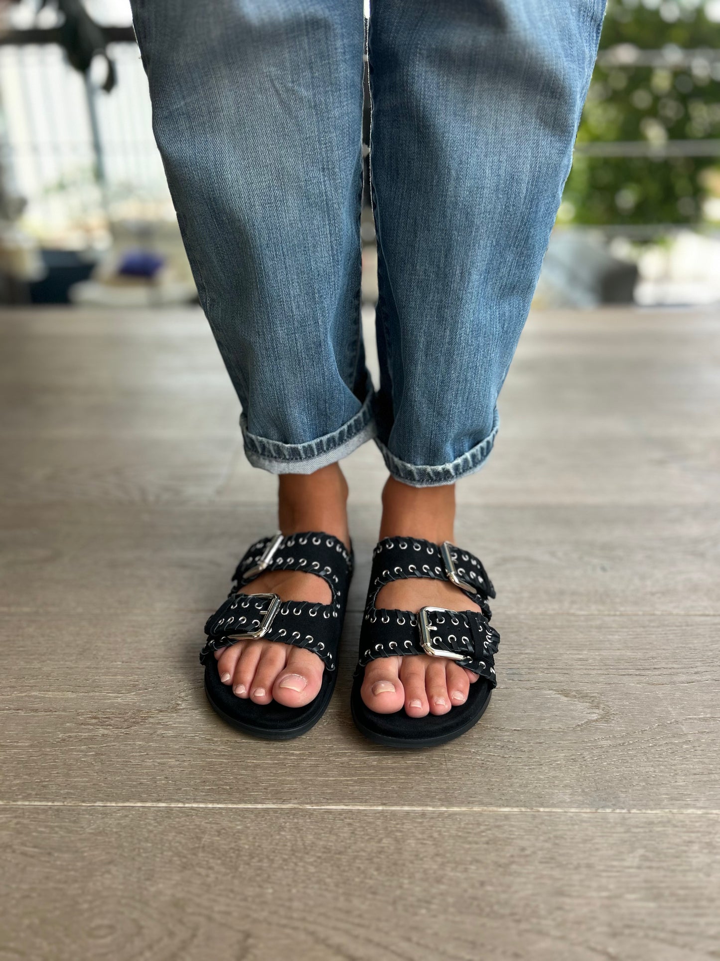 Mules noires en suédine cloutées