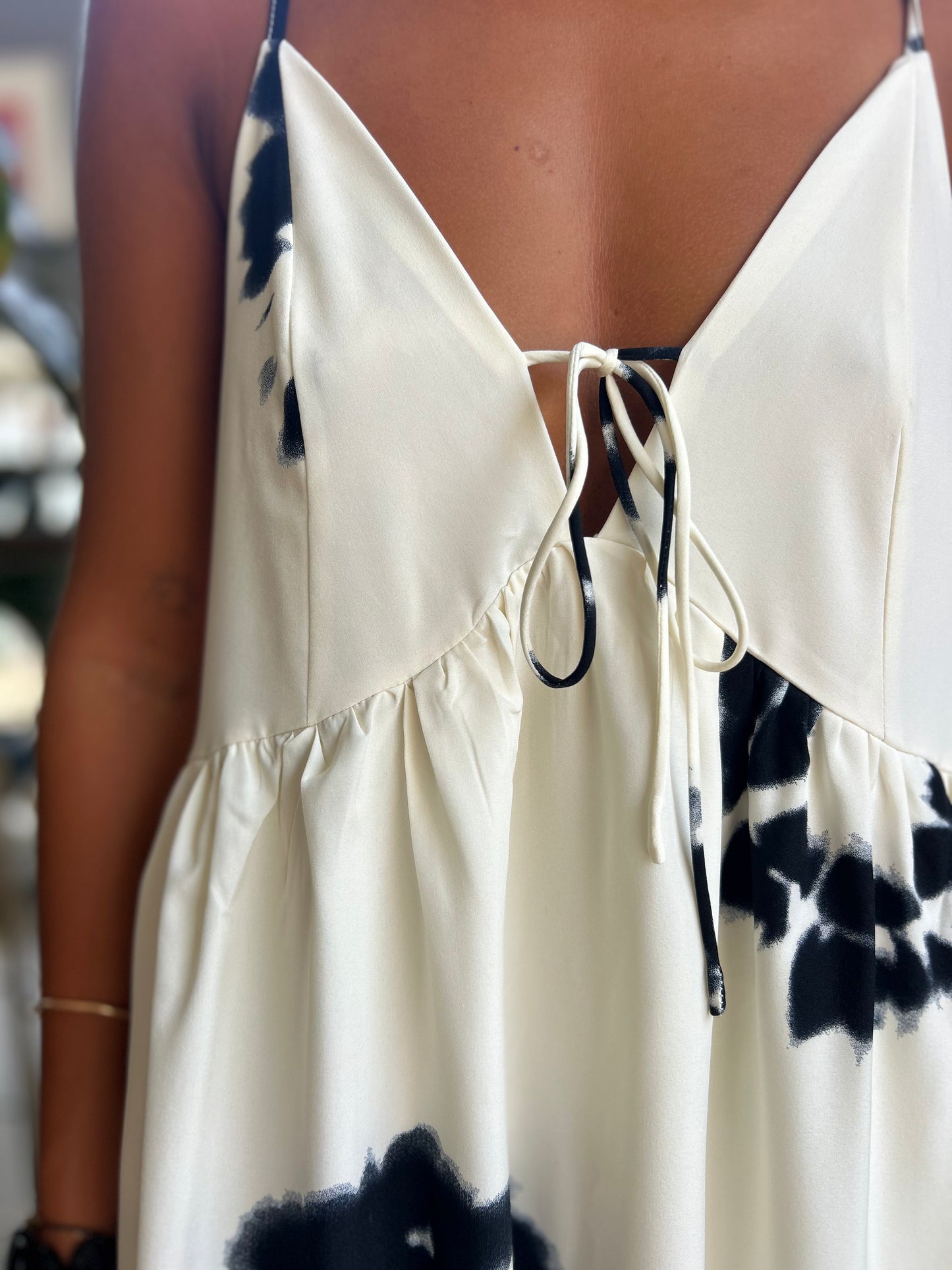 Robe longue blanche imprimés noirs