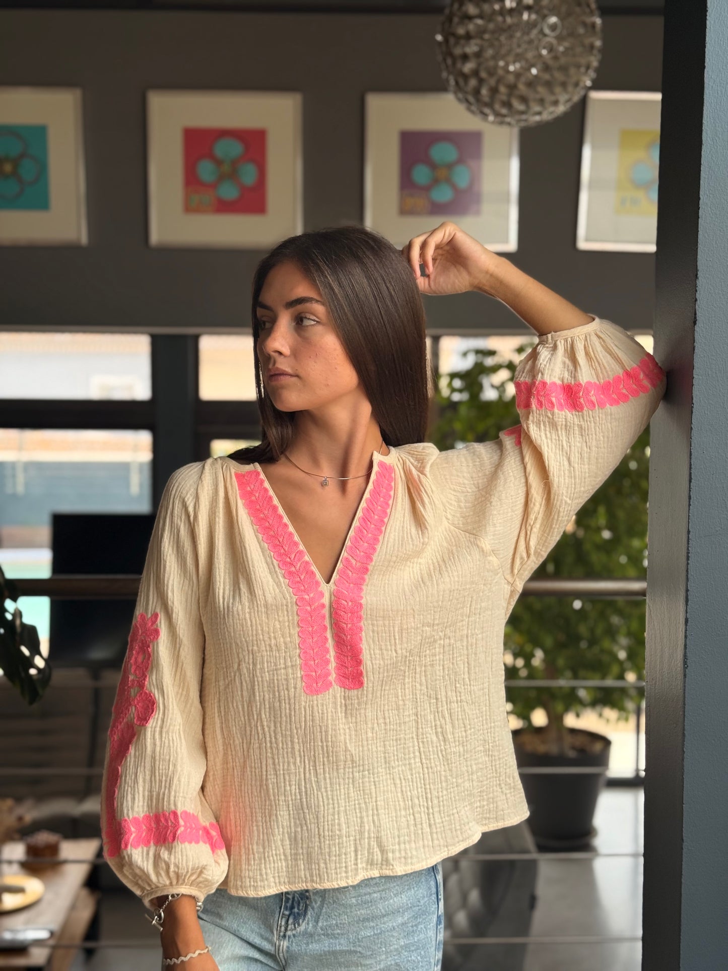 Blouse bohème brodée – Beige & rose
