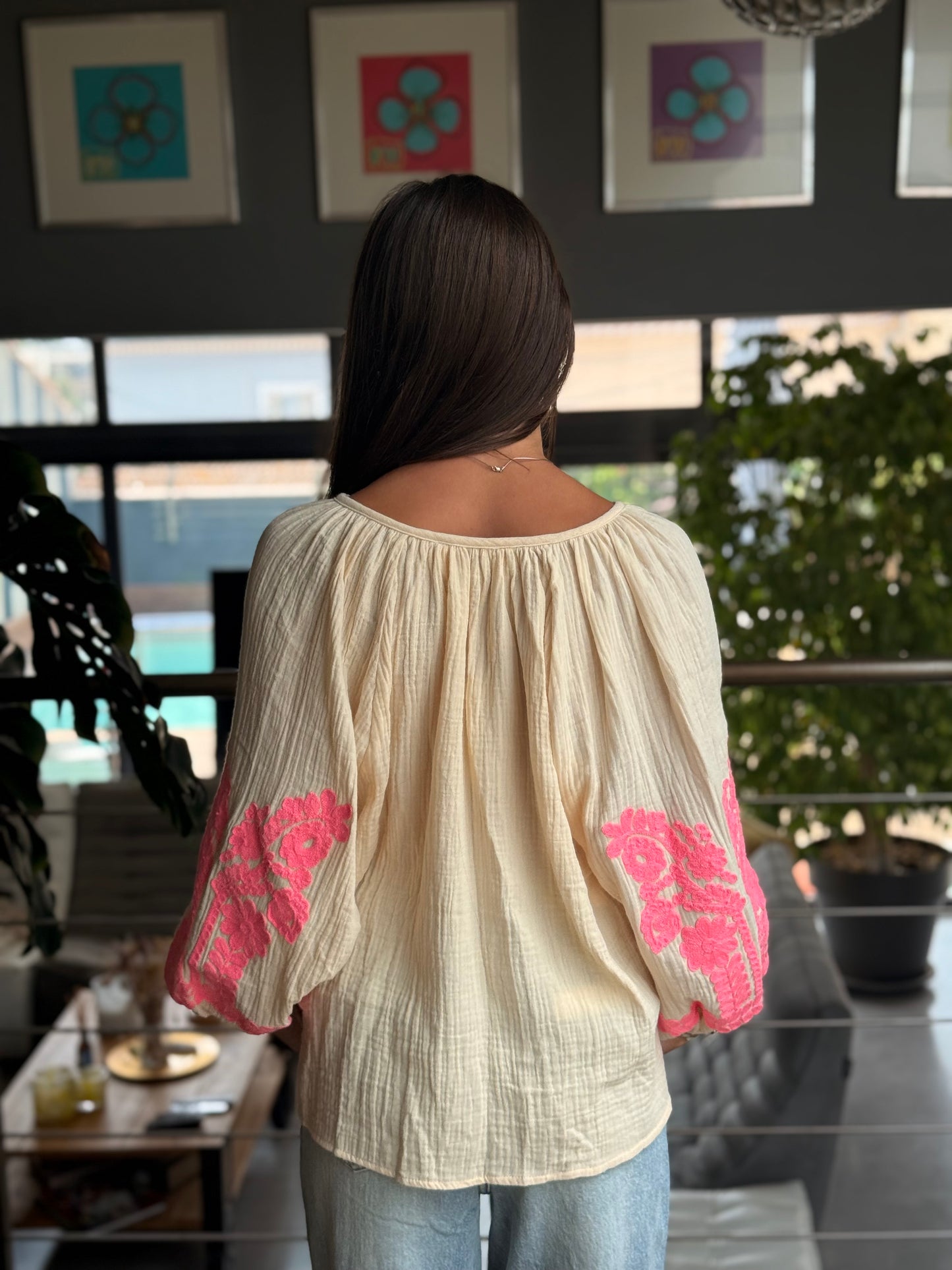 Blouse bohème brodée – Beige & rose