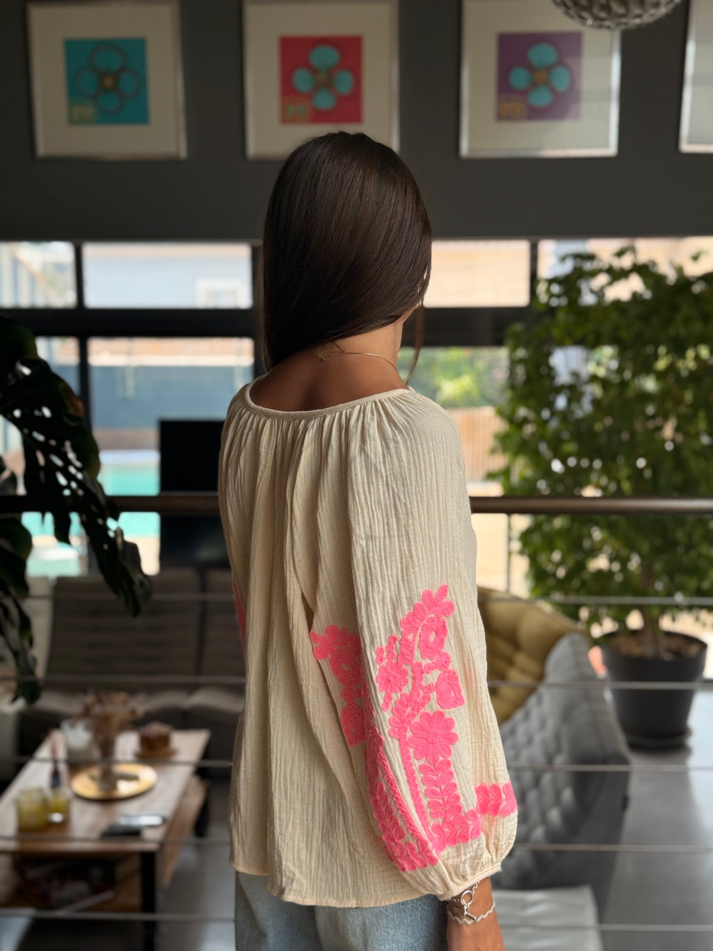 Blouse bohème brodée – Beige & rose