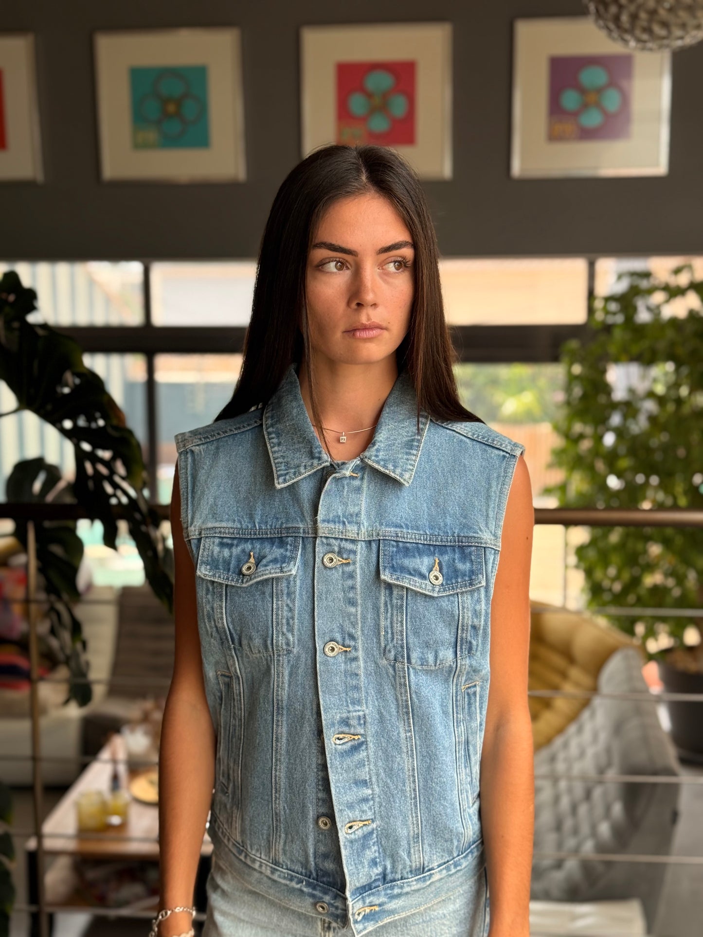 Veste en jean sans manches – l’iconique twistée
