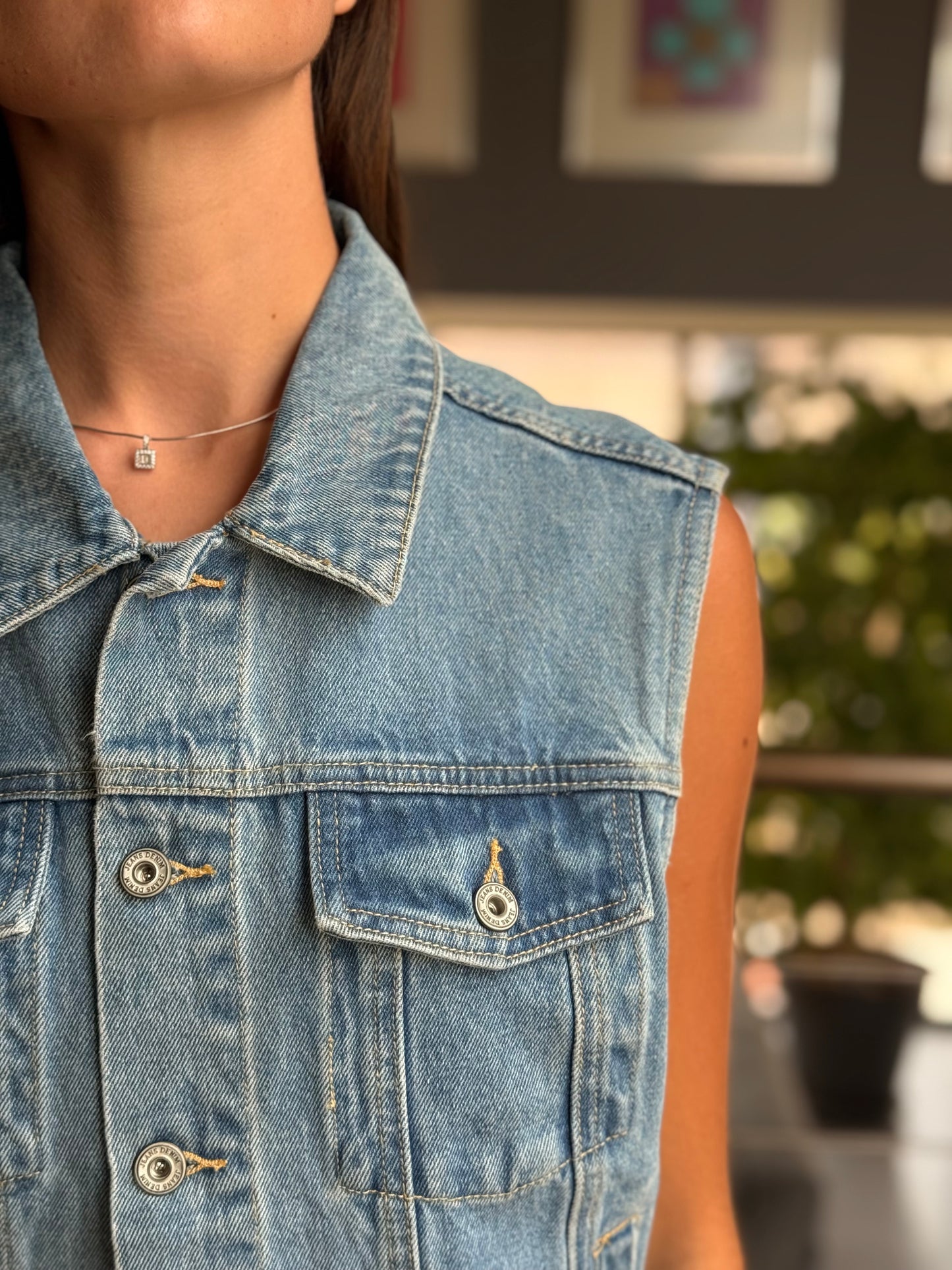 Veste en jean sans manches – l’iconique twistée