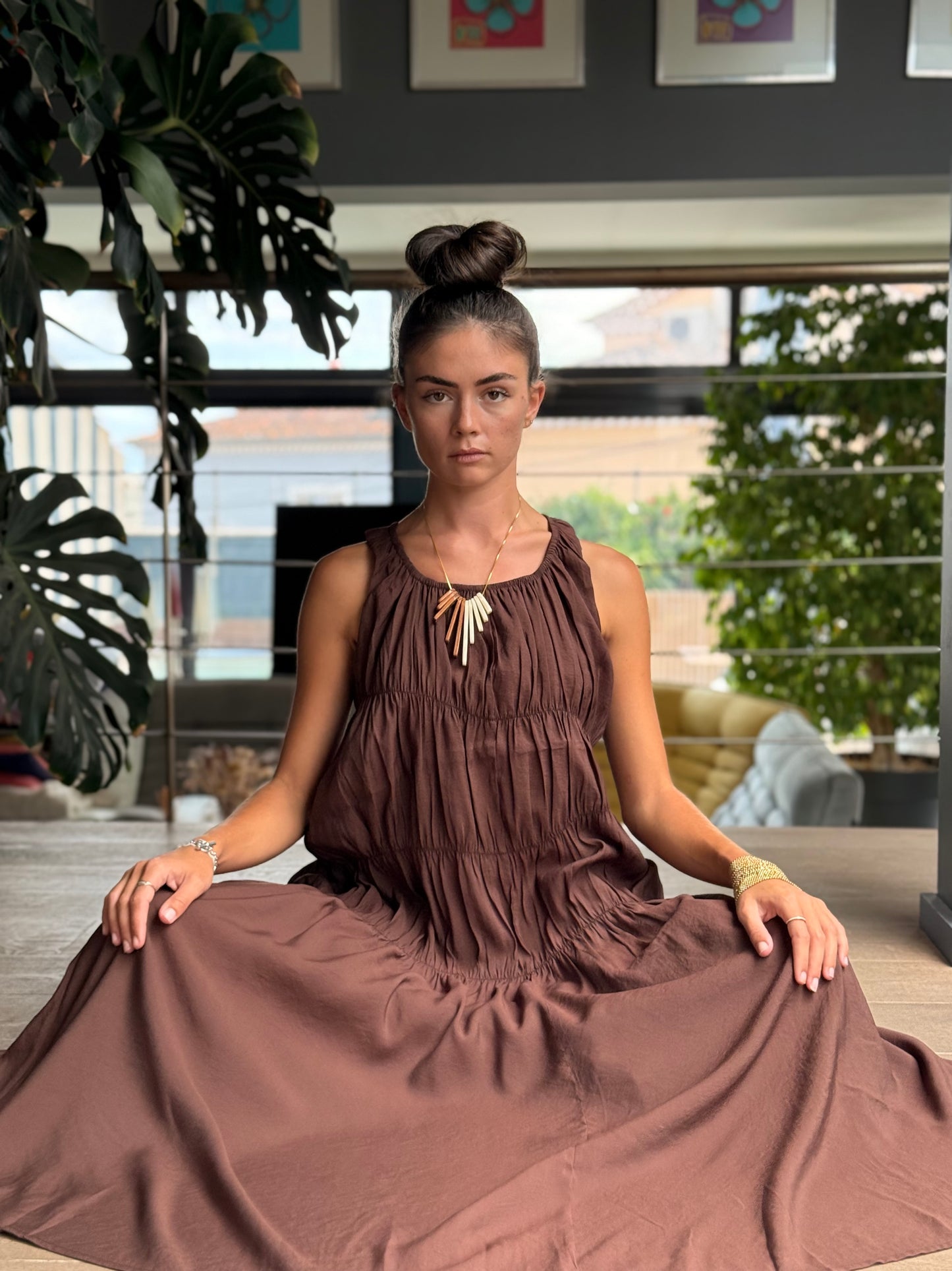 Robe longue chocolat – coupe ample et esprit bohème