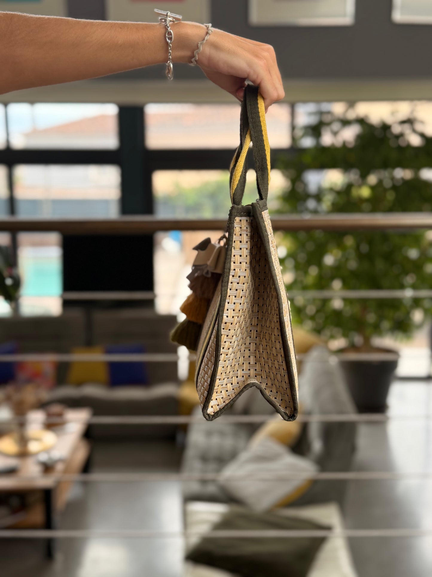 Petit cabas en raphia kaki – Le bijou de la saison