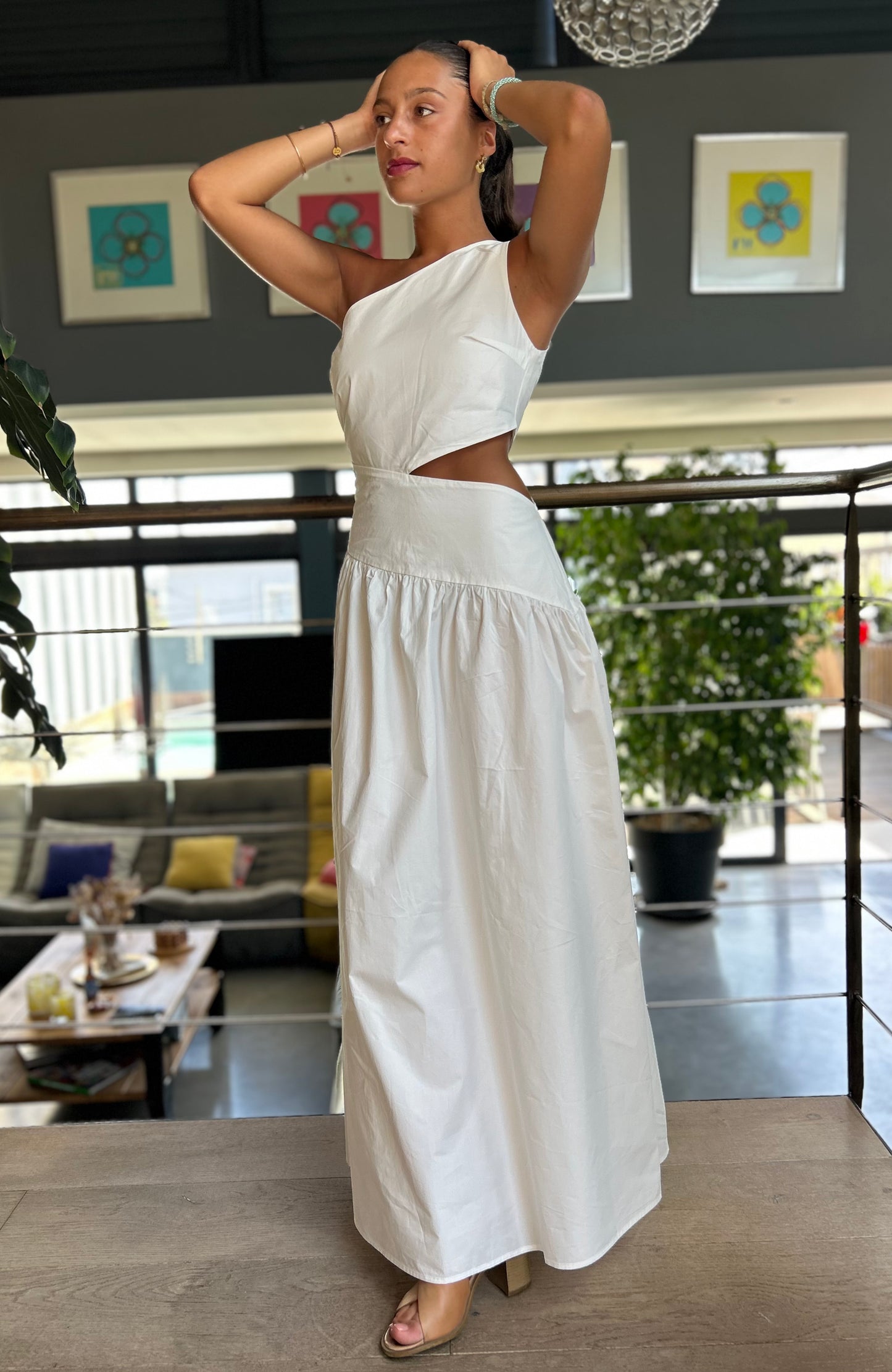Robe longue asymétrique – Épure & Élégance