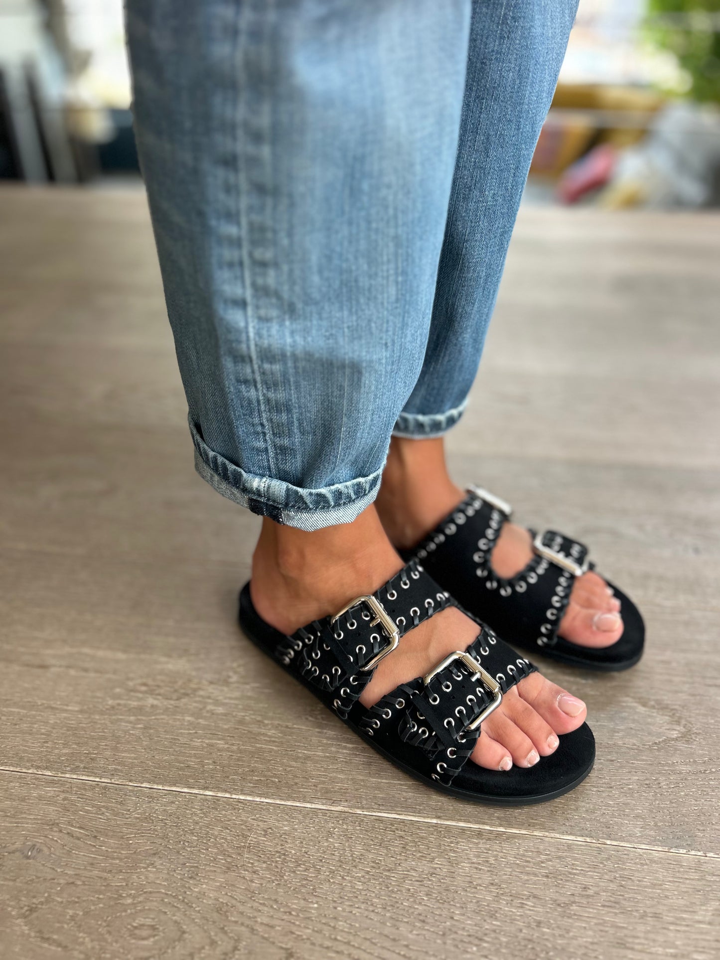 Mules noires en suédine cloutées