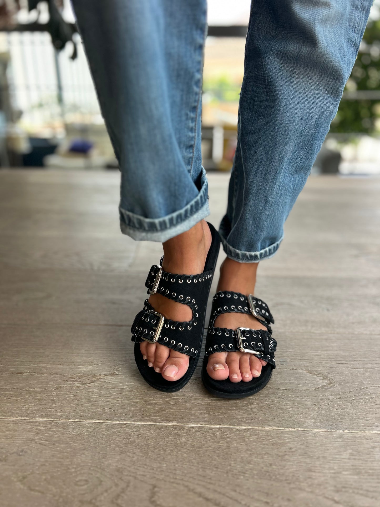 Mules noires en suédine cloutées