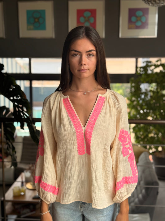 Blouse bohème brodée – Beige & rose