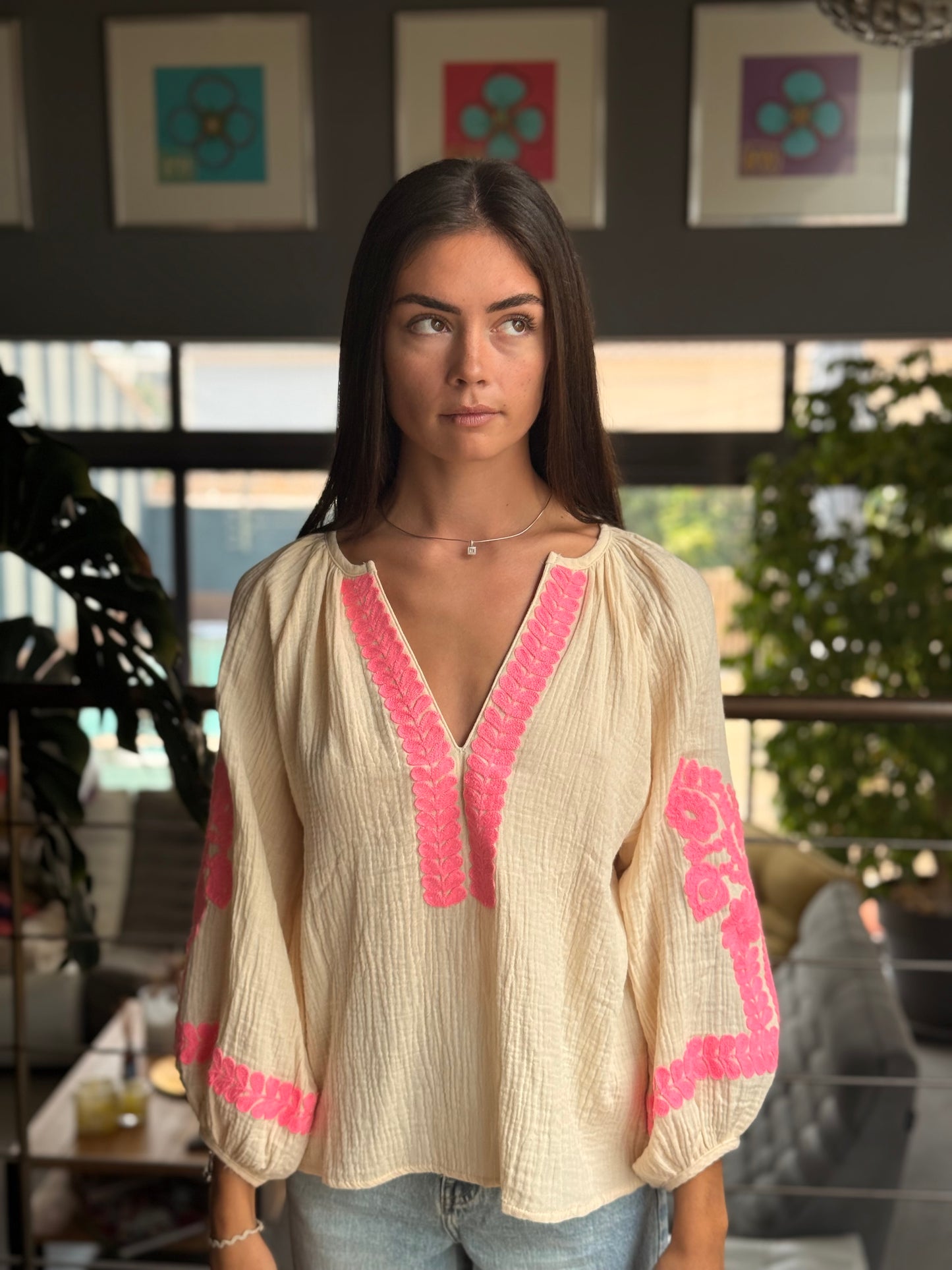 Blouse bohème brodée – Beige & rose