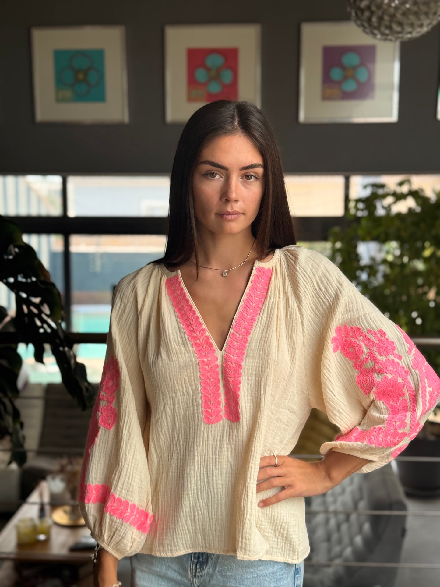 Blouse bohème brodée – Beige & rose