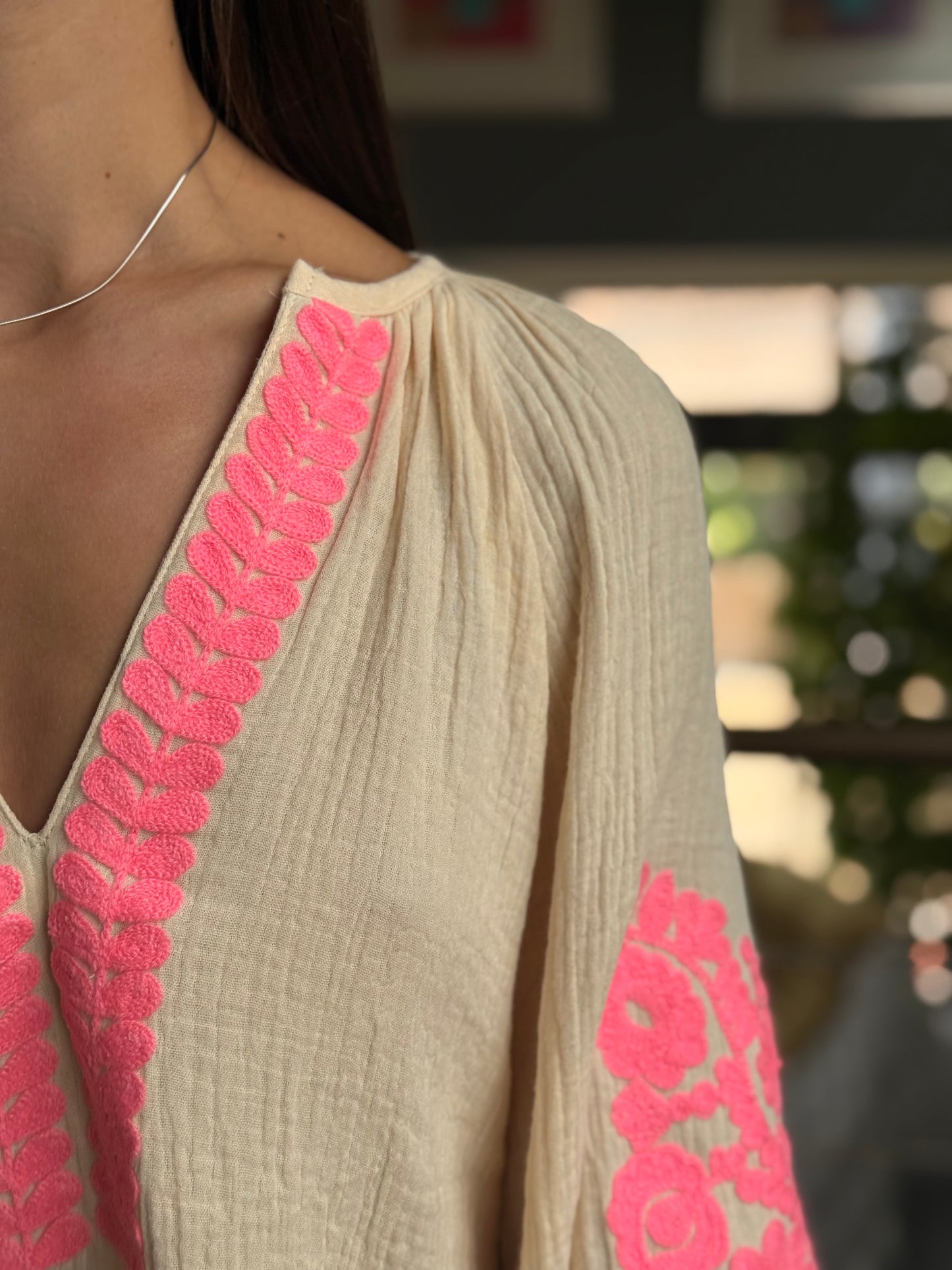 Blouse bohème brodée – Beige & rose