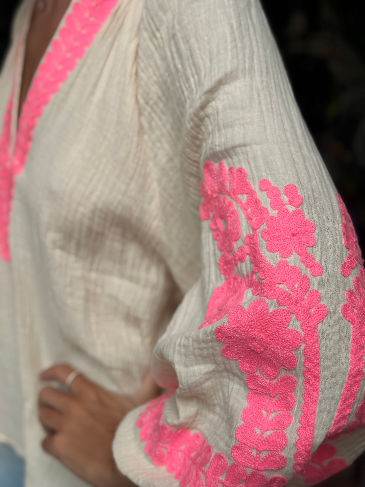Blouse bohème brodée – Beige & rose