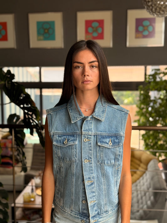 Veste en jean sans manches – l’iconique twistée