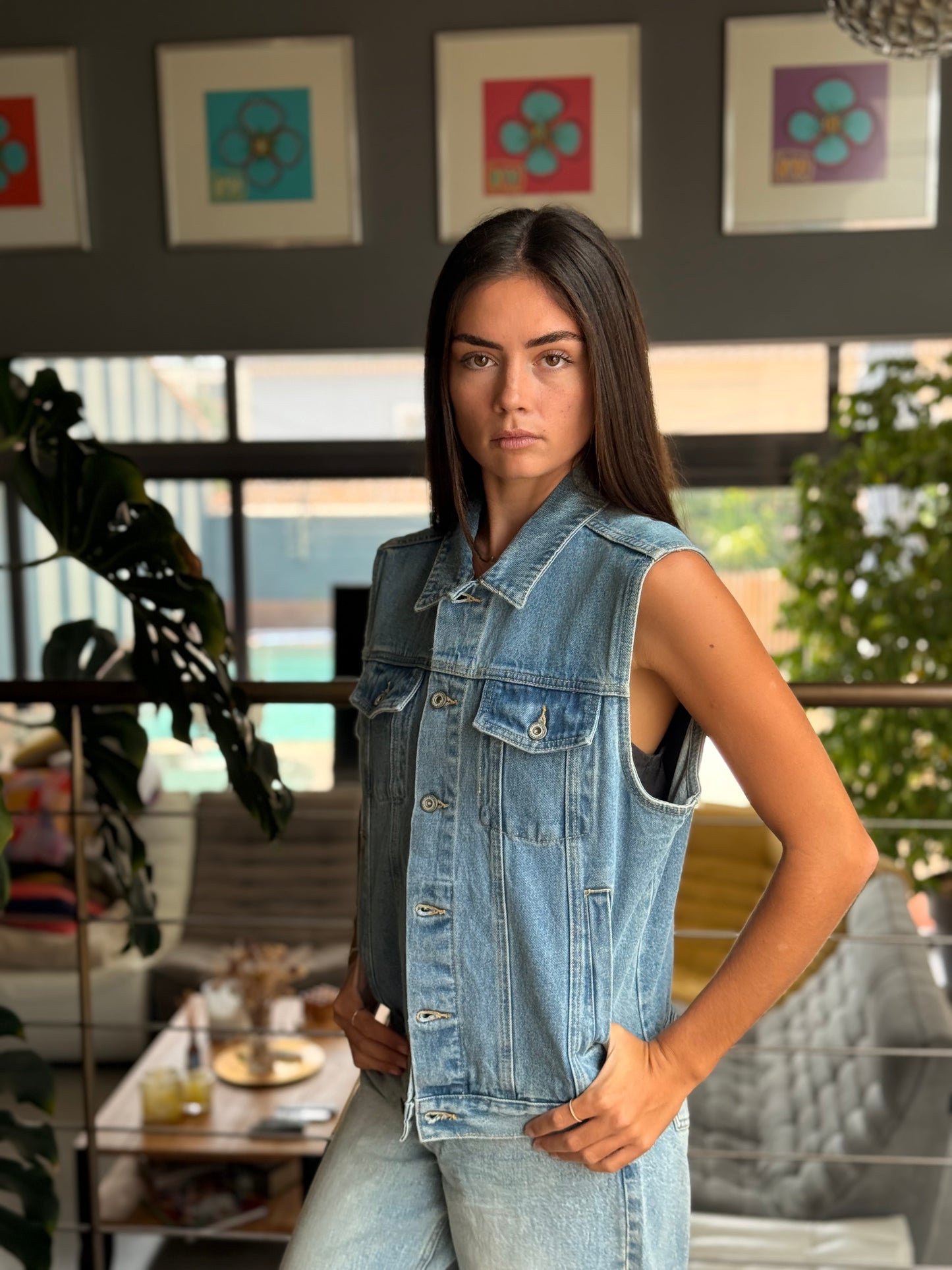 Veste en jean sans manches – l’iconique twistée