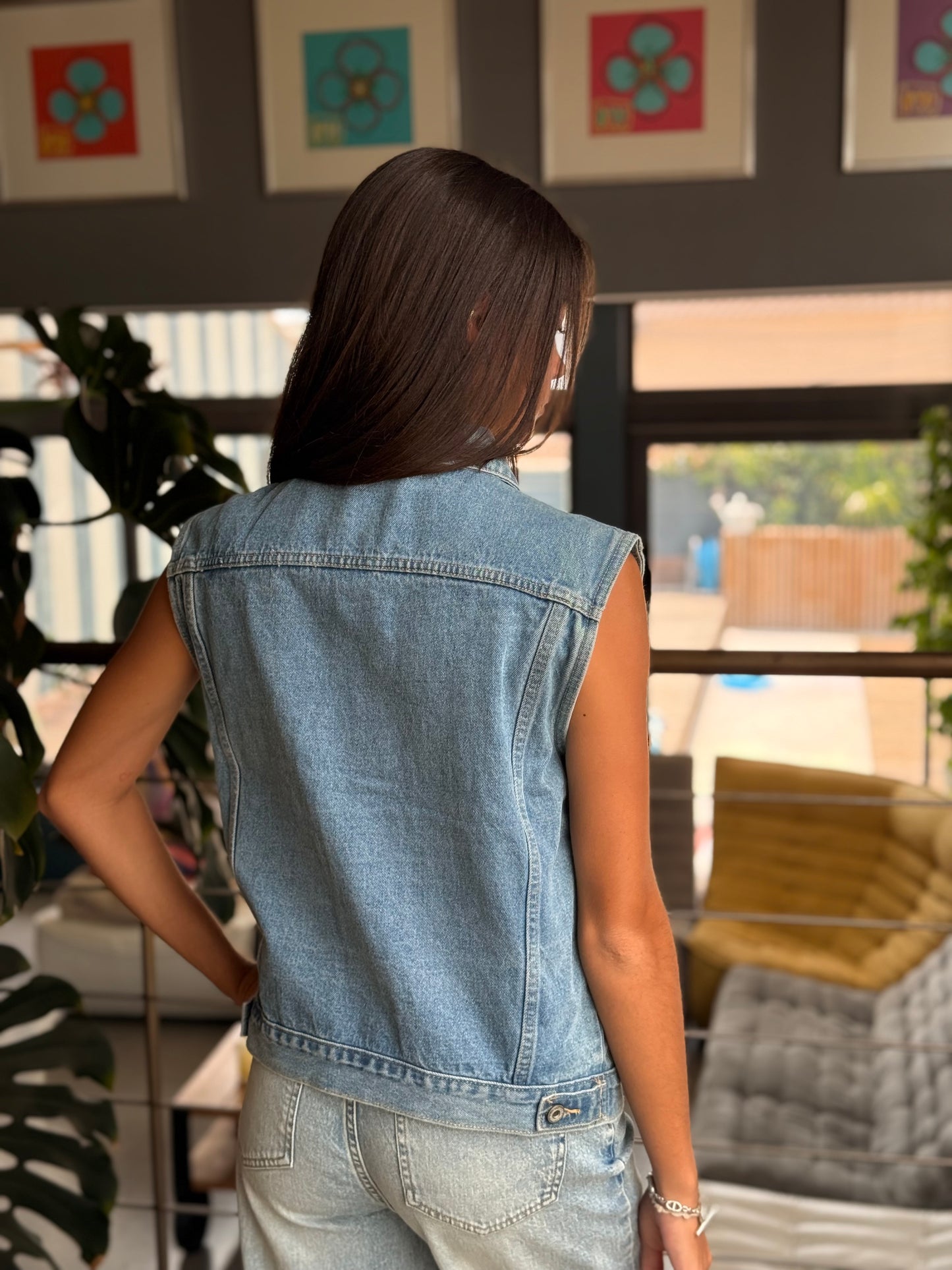 Veste en jean sans manches – l’iconique twistée