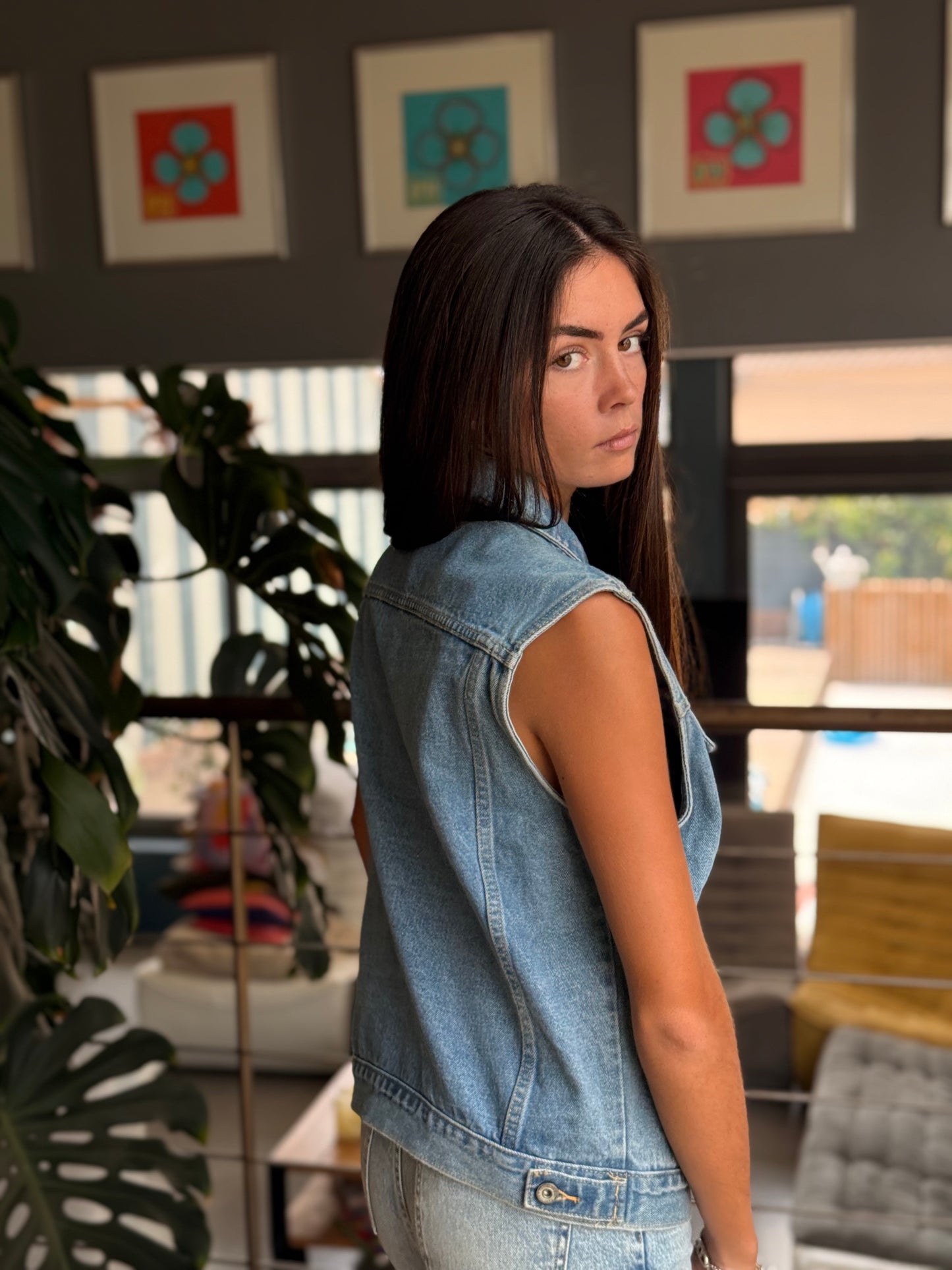 Veste en jean sans manches – l’iconique twistée