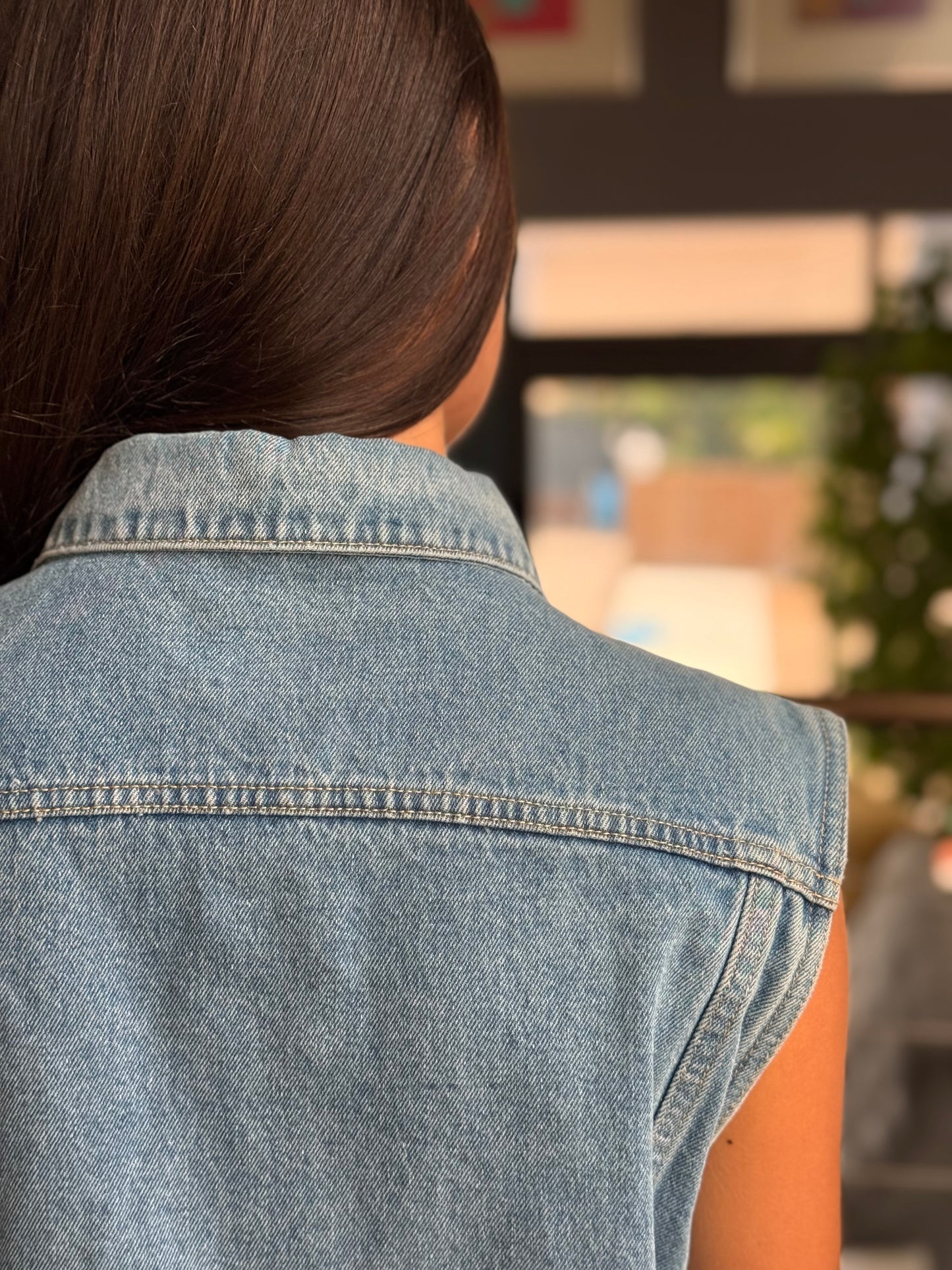 Veste en jean sans manches – l’iconique twistée