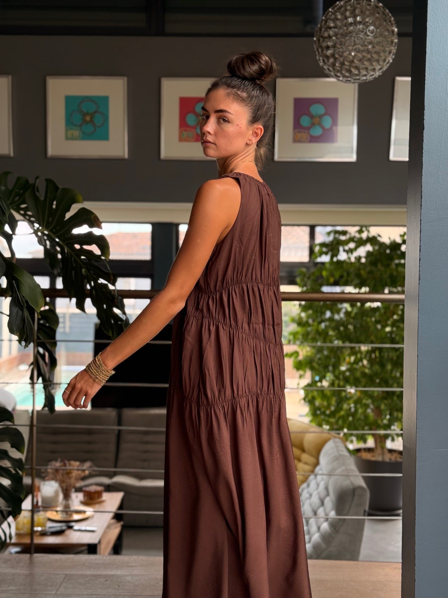 Robe longue chocolat – coupe ample et esprit bohème