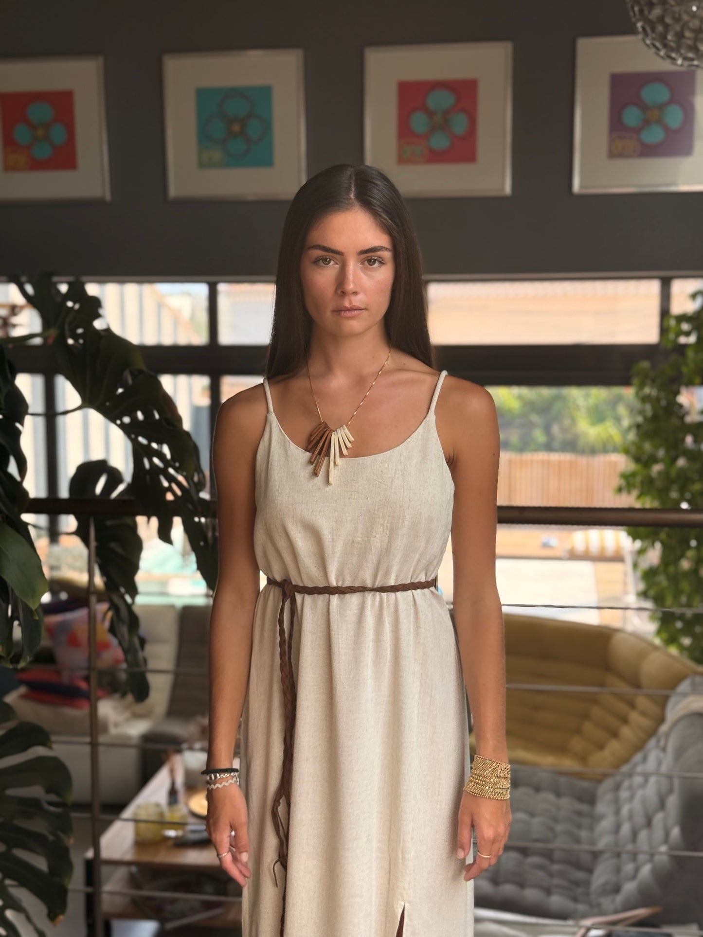 Robe longue beige en lin et viscose – détail lacé & fente