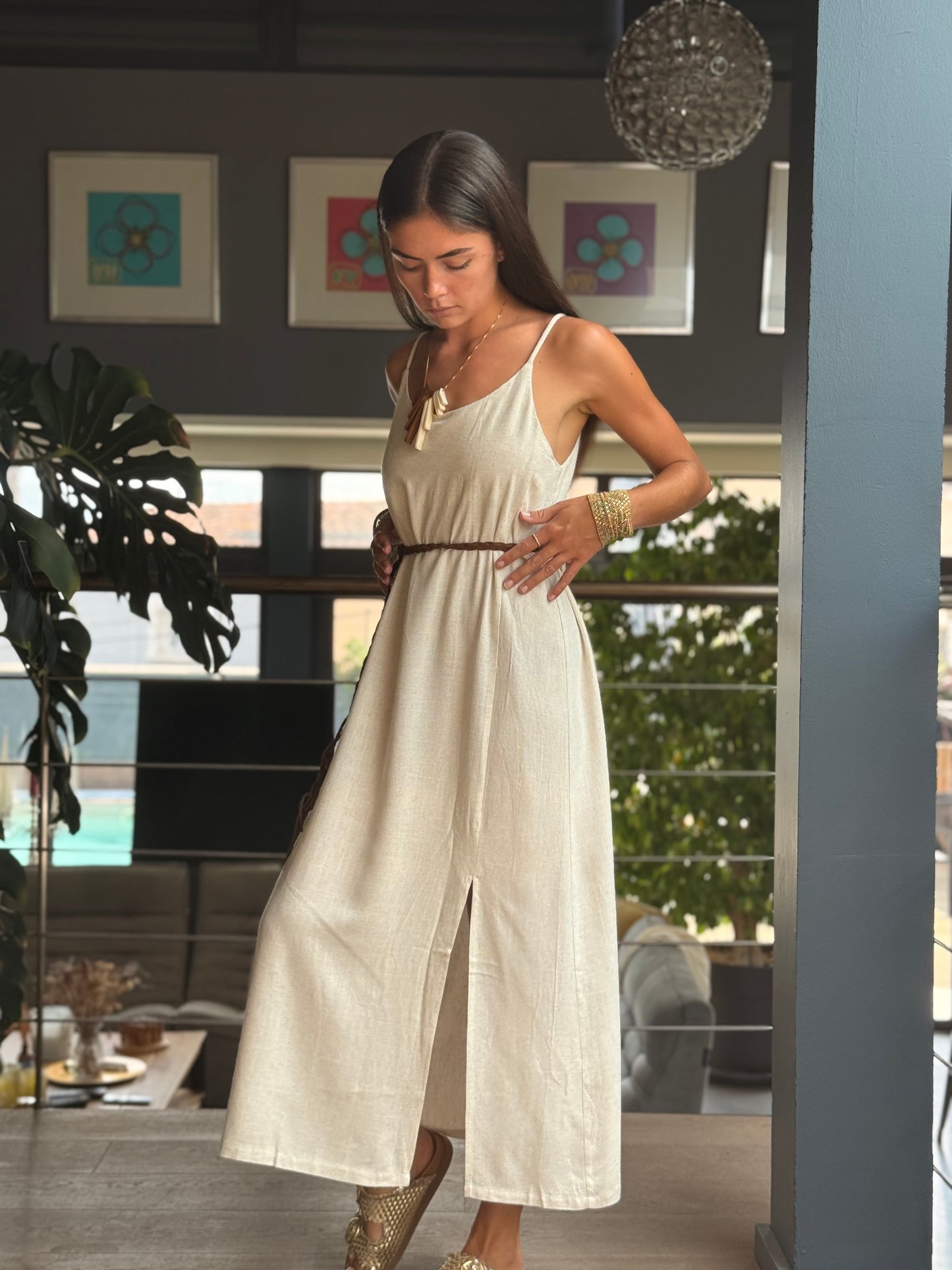 Robe longue beige en lin et viscose – détail lacé & fente
