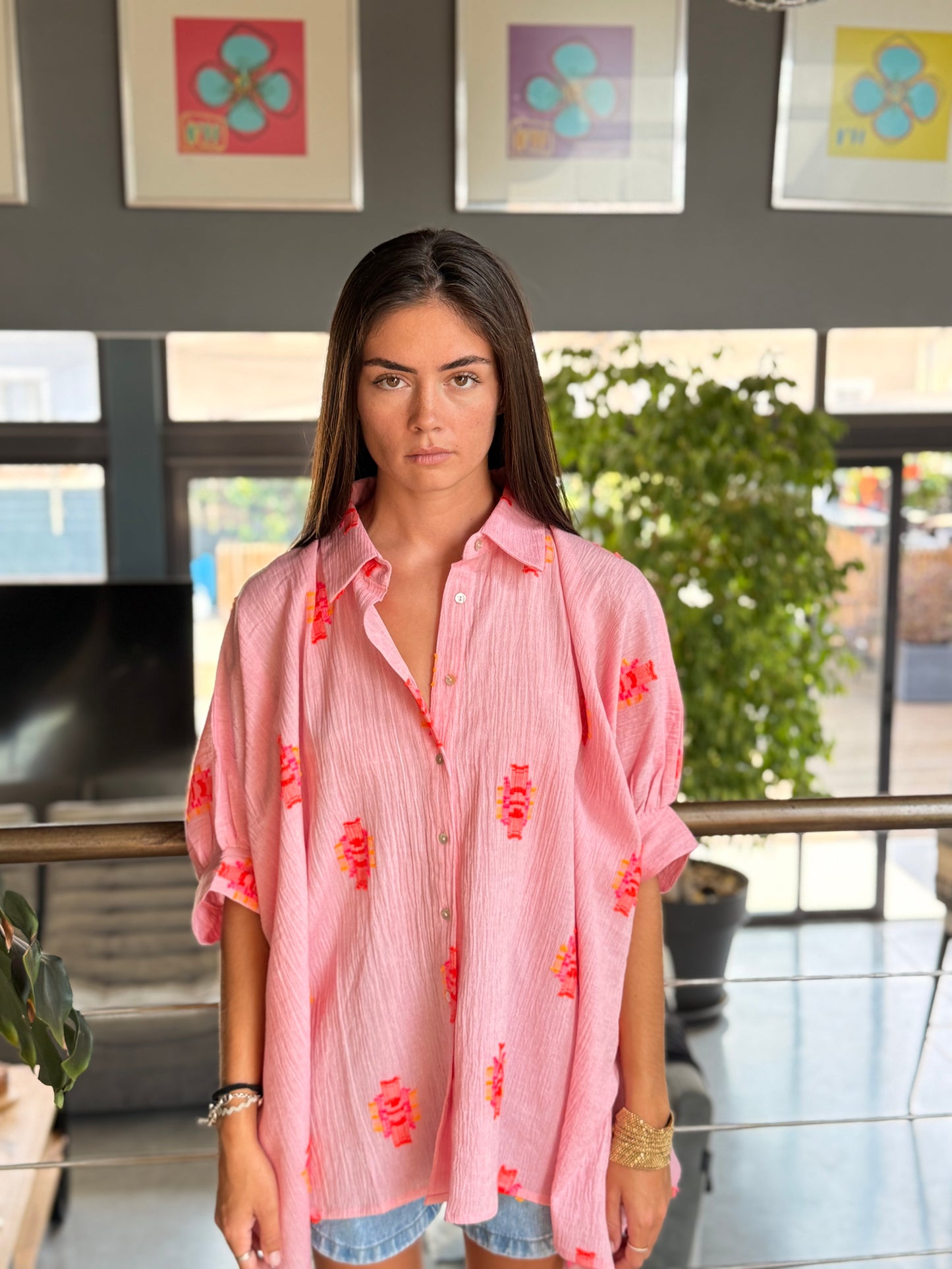 Chemise oversize en coton – Rose & éclats colorés