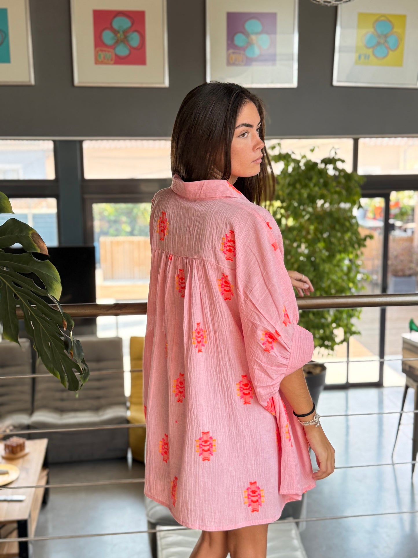 Chemise oversize en coton – Rose & éclats colorés