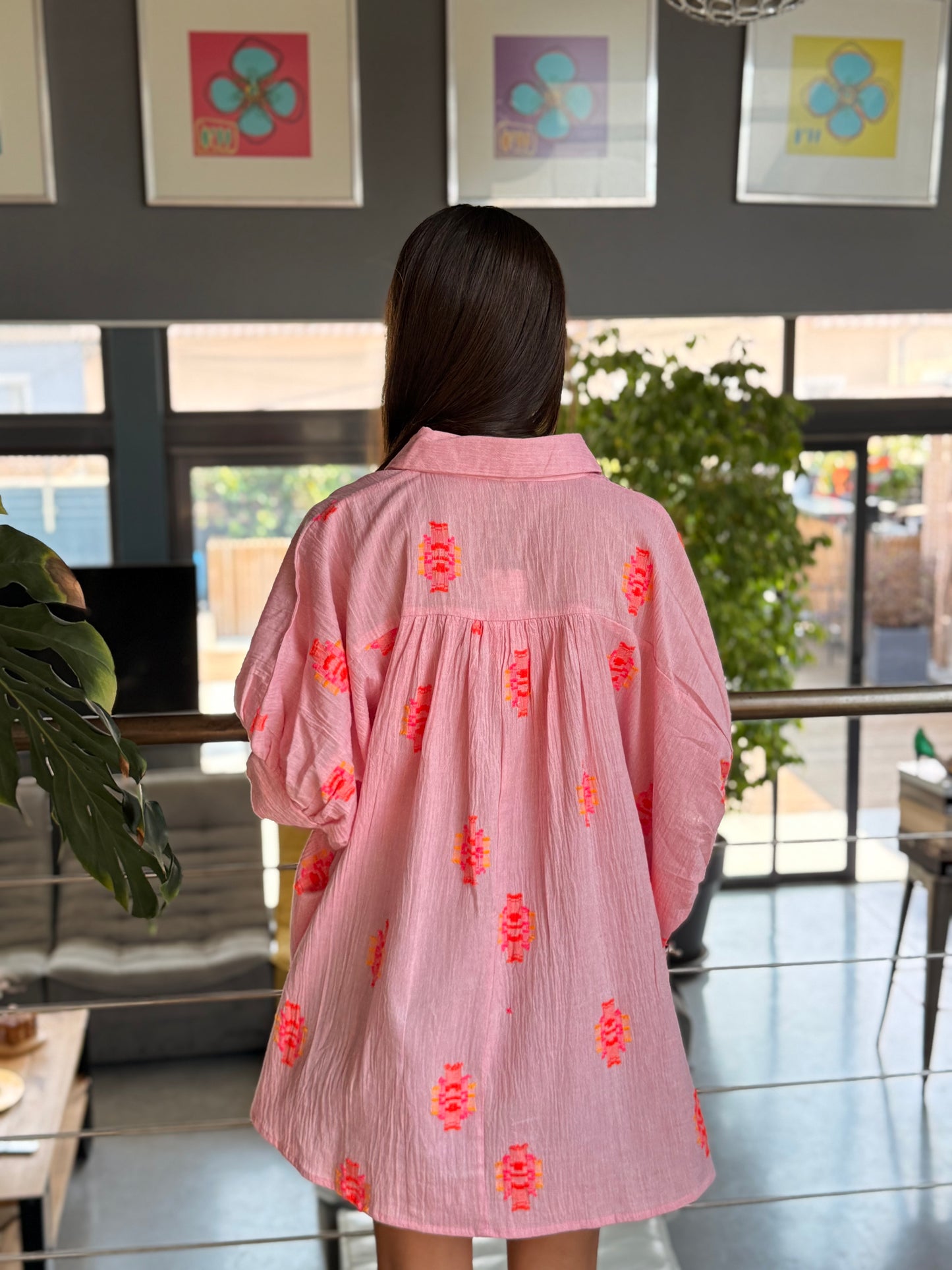 Chemise oversize en coton – Rose & éclats colorés
