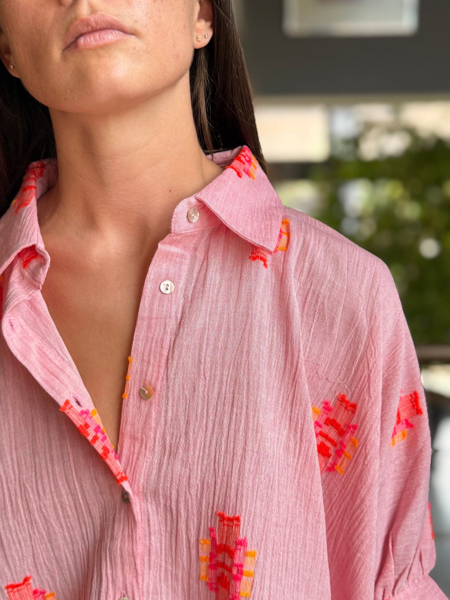 Chemise oversize en coton – Rose & éclats colorés