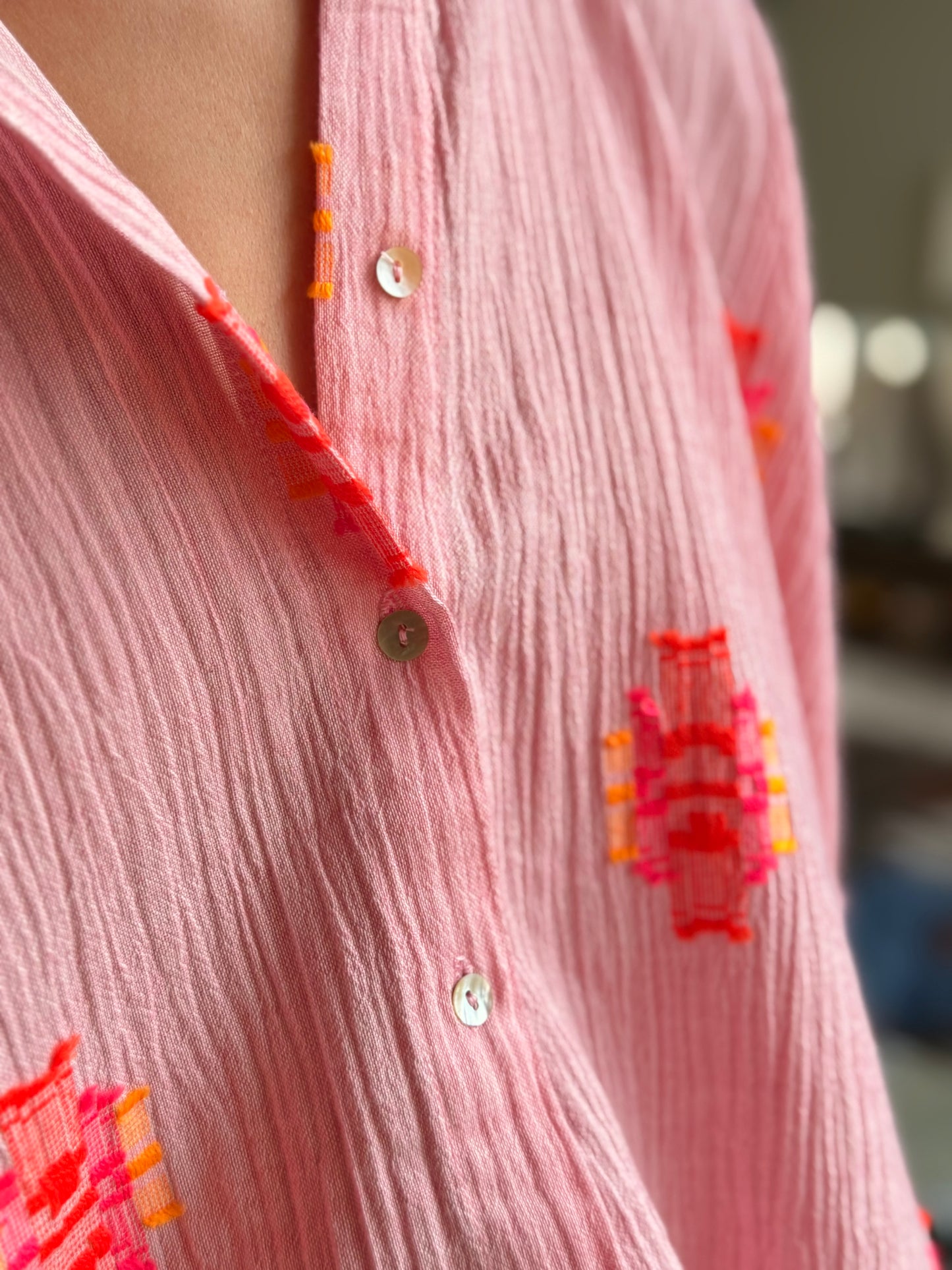 Chemise oversize en coton – Rose & éclats colorés