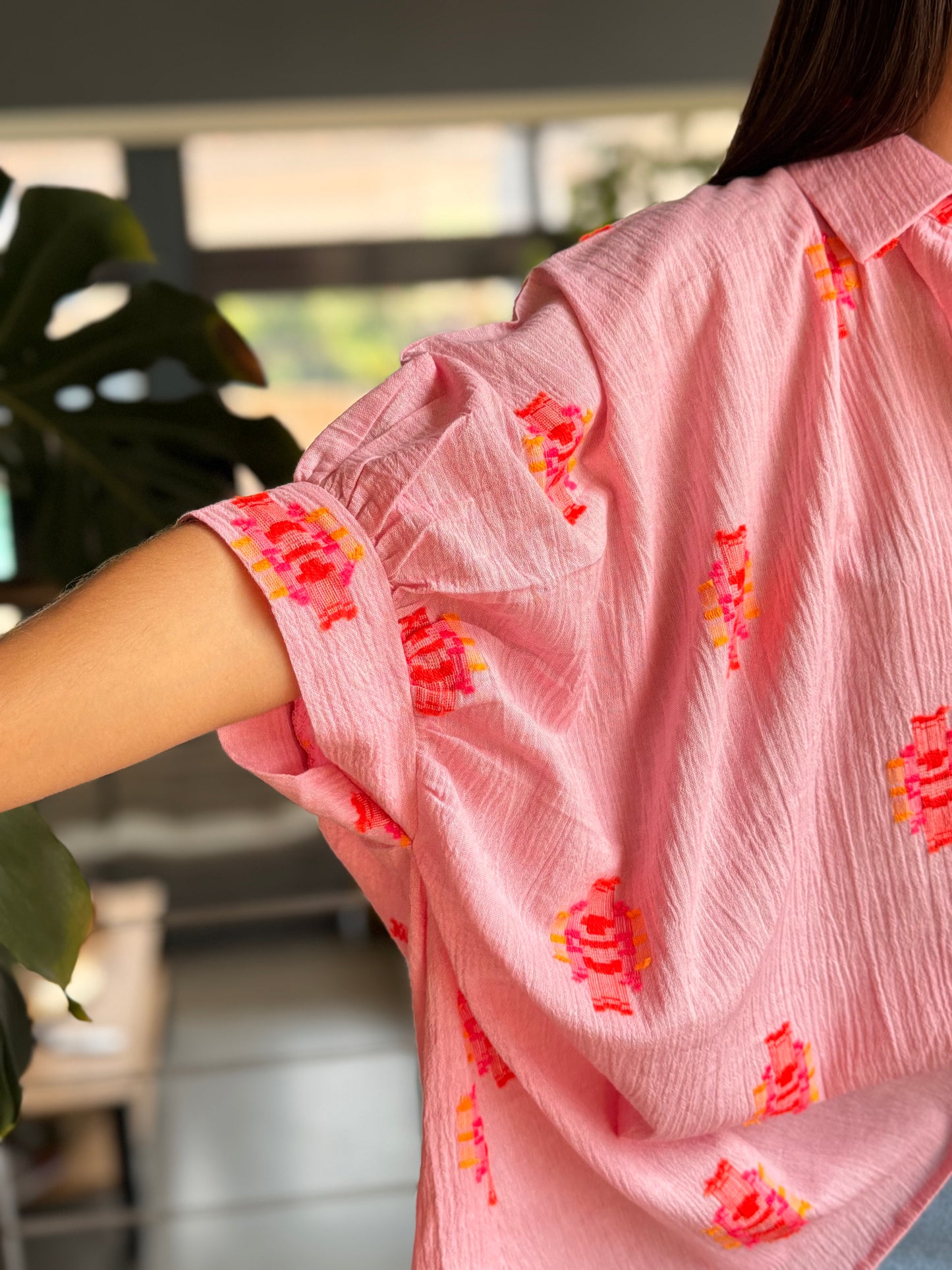 Chemise oversize en coton – Rose & éclats colorés
