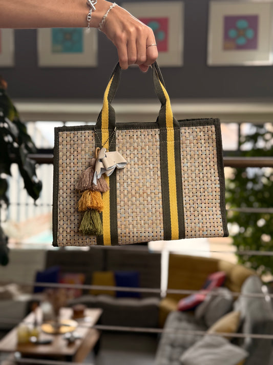 Petit cabas en raphia kaki – Le bijou de la saison